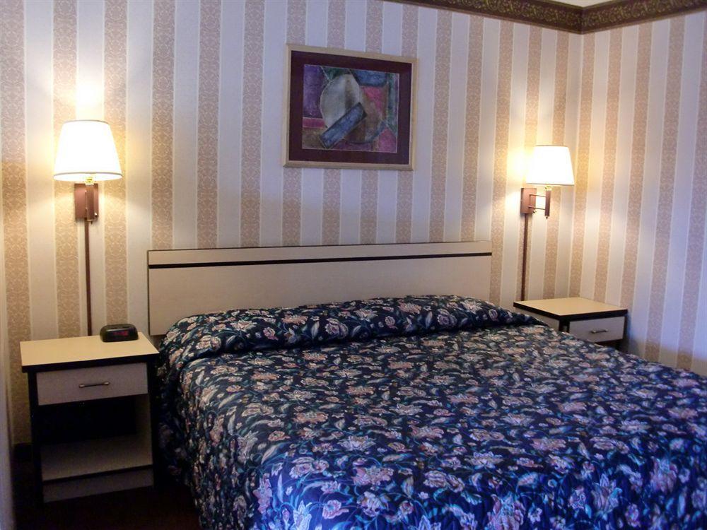 Travelstar Inn & Suites コロラドスプリングス エクステリア 写真