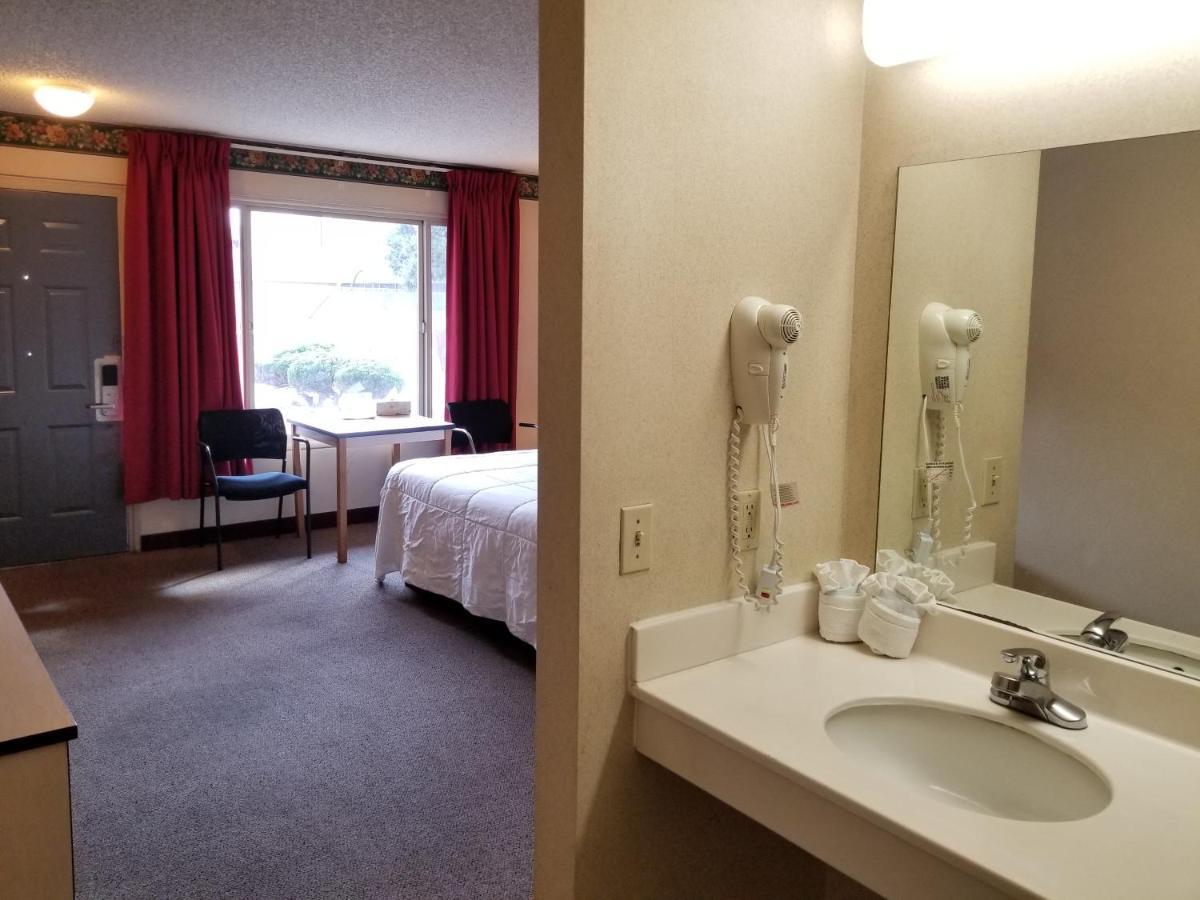 Travelstar Inn & Suites コロラドスプリングス エクステリア 写真